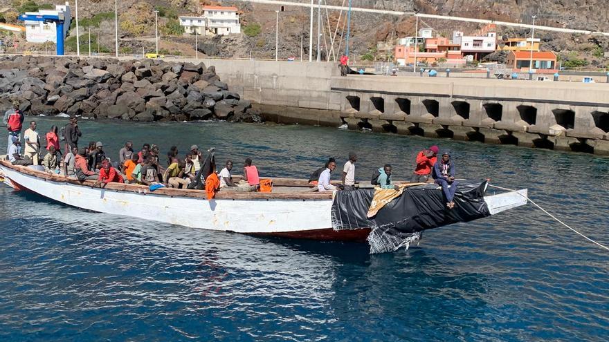 Cruz Roja remolca hasta El Hierro a una treintena de ocupantes de un cayuco