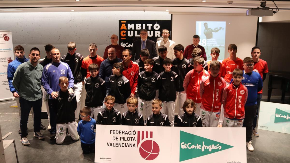 Foto de grup amb els participants més joves del 48 Campionat Autonòmic de Galotxa El Corte Inglés.