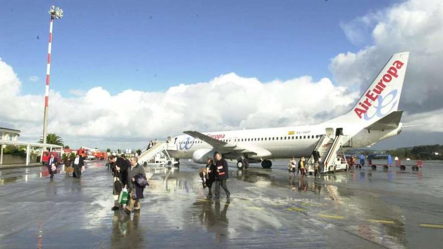 Viajeros descienden de un avión de Air Europa en el aeropuerto de Alvedro. víctor echave