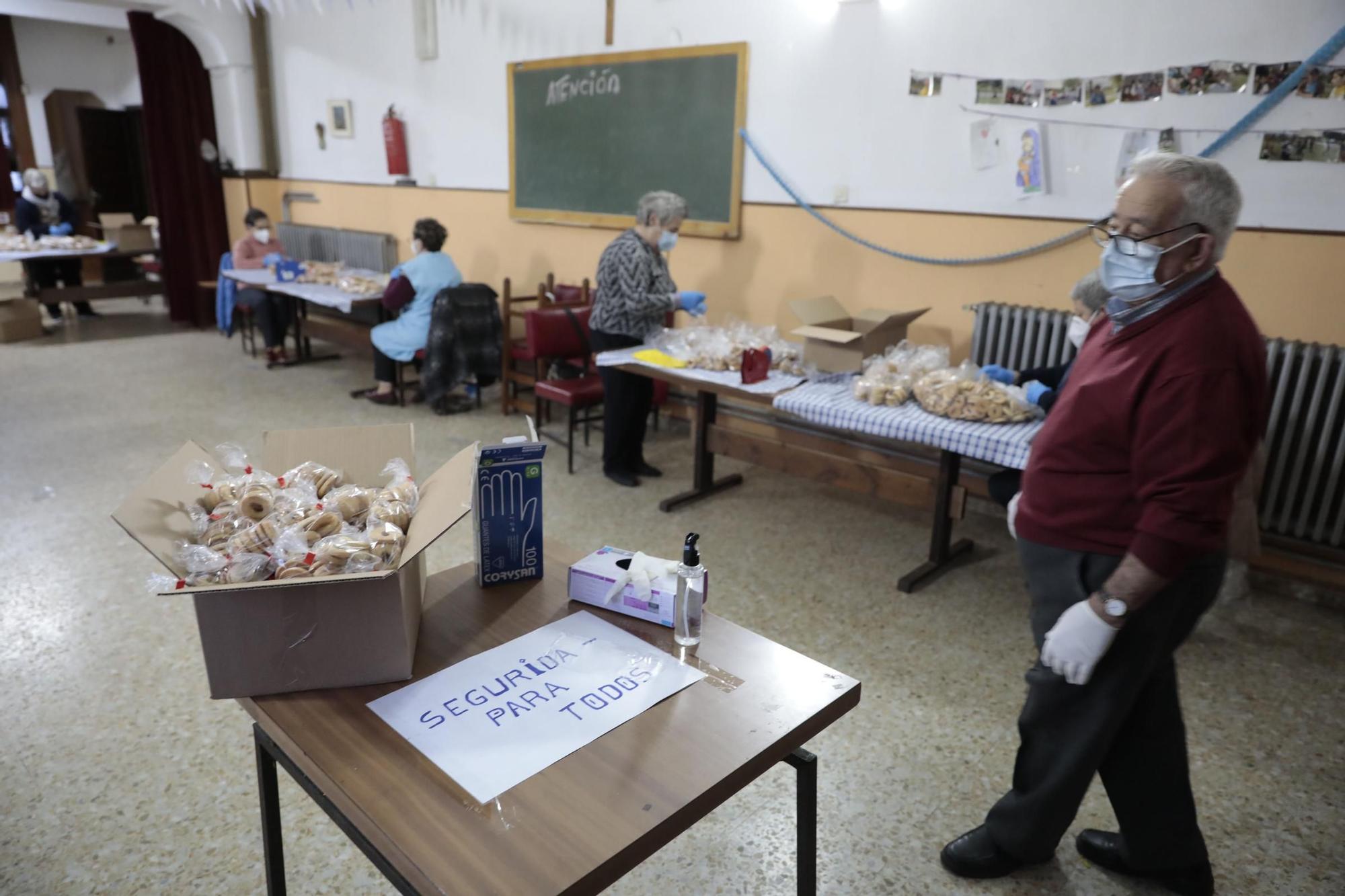 Los vecinos de Jove preparan sus rosquillas de San Blas