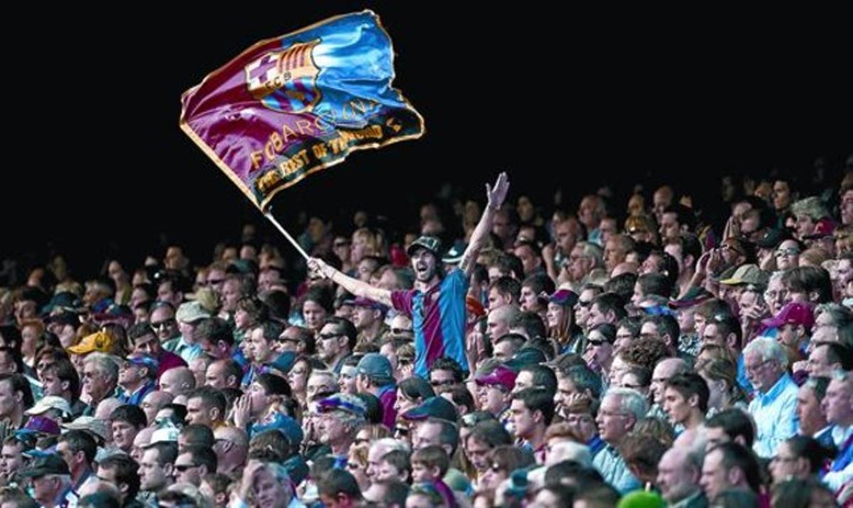 Un seguidor blaugranaanima el Barçaal Camp Nou. Un seguidor blaugranaanima el Barçaal Camp Nou.