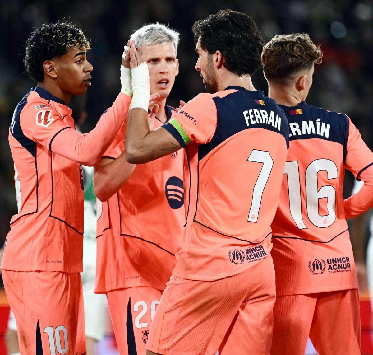 Els jugadors del Barça feliciten Ferran Torres després de marcar ahir al Martínez Valero. | JOSÉ JORDÁN / AFP