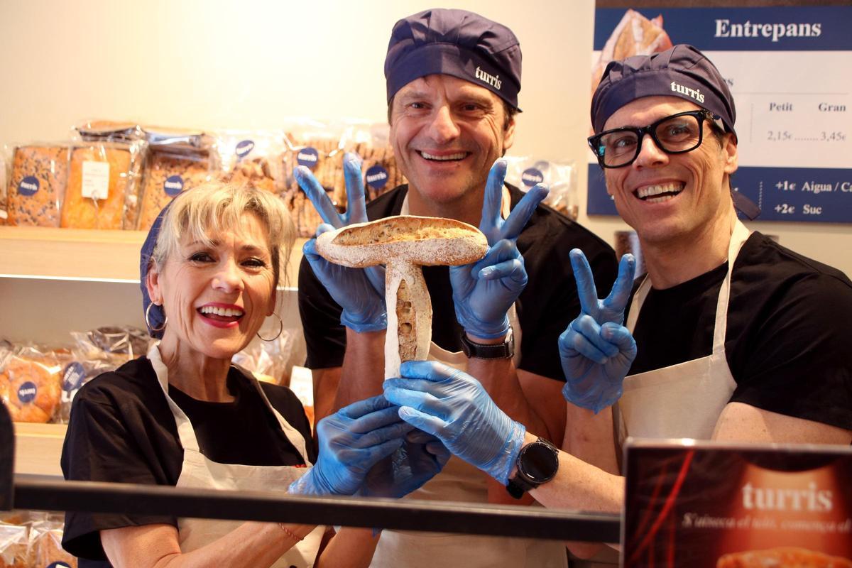 Los actores Joel Joan y Octavi Pujades y la comunicadora Mari Pau Huguet vendiendo el Pa del Teatre