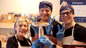 Los actores Joel Joan y Octavi Pujades y la comunicadora Mari Pau Huguet vendiendo el Pa del Teatre