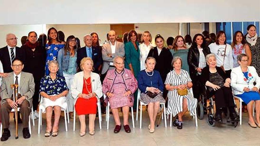 Los protagonistas y narradores de los libros con representantes de las fundaciones, ayer, en A Coruña.