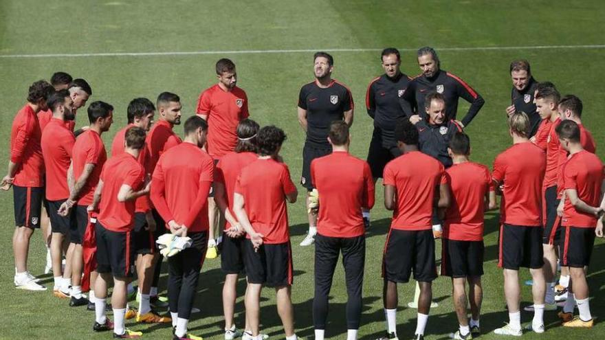 Simeone charla con sus jugadores durante el entrenamiento de ayer en el Calderón. // J.C. Hidalgo