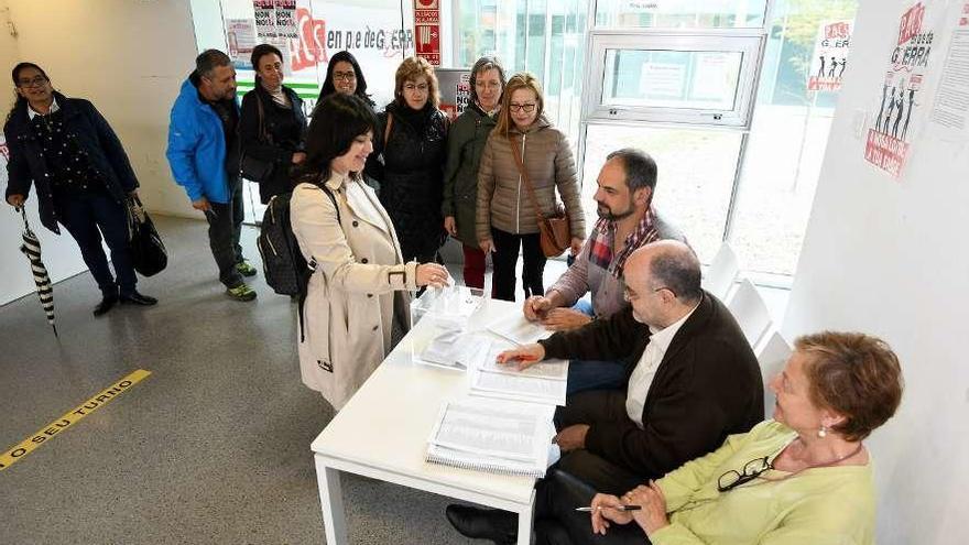 Trabajadores de Urgencias votan en el centro de salud de A Parda. // Gustavo Santos