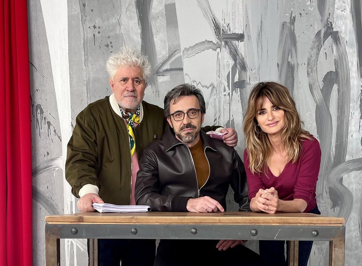 Pedro Almodóvar, Israel Elejalde y Penélope Cruz en el rodaje de 'Madres paralelas'