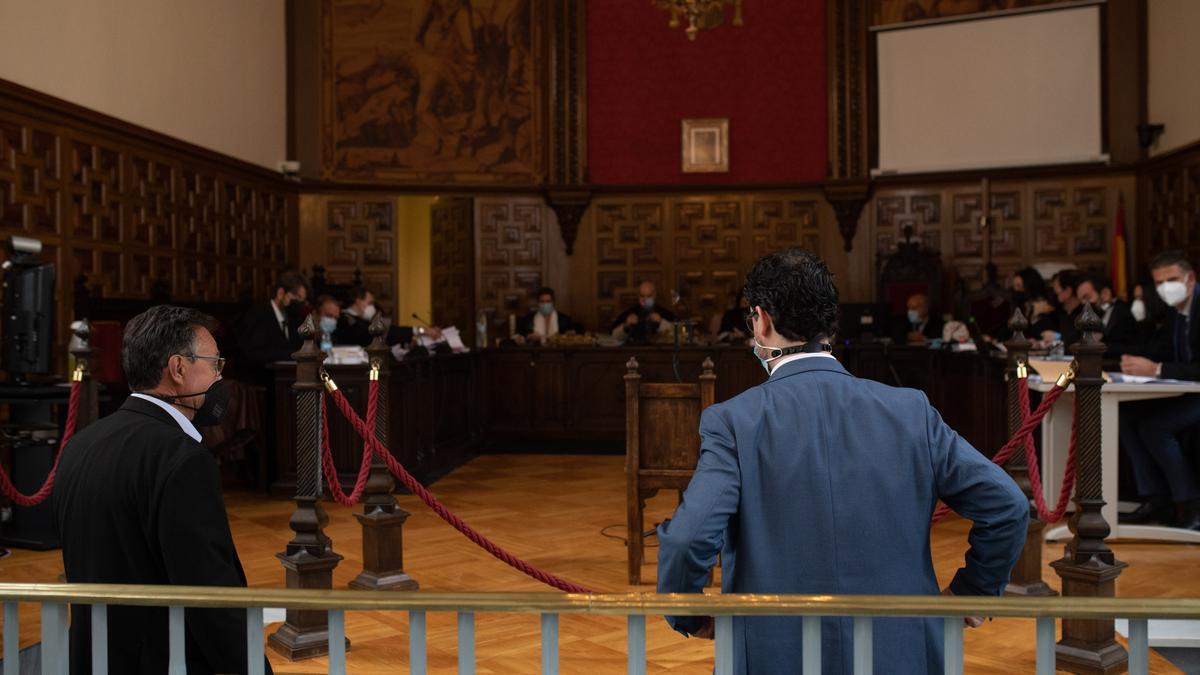 El procesado junto al representante de la compañía de seguros, durante el juicio en Zamora.