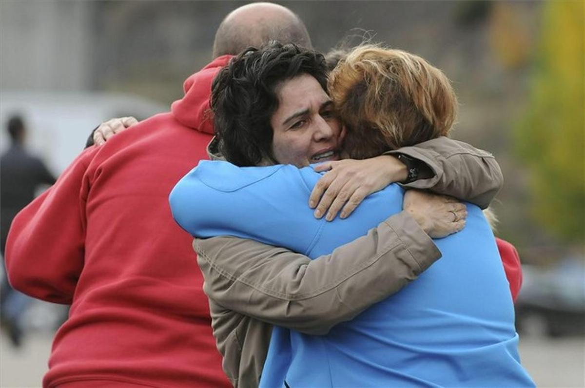 Unes dones ploren als voltants del Pozo Emilio del Valle, on almenys sis miners han morts a l’inhalar gas grisú.