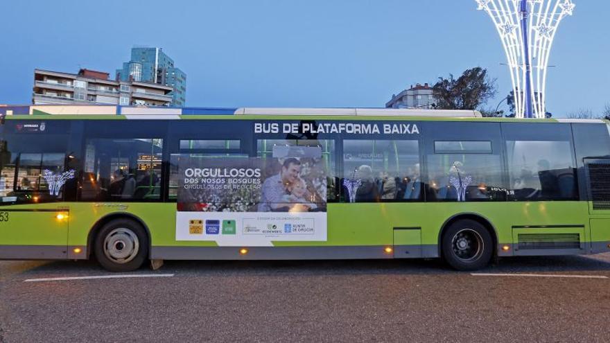 Un autobús de Vitrasa en Traviesas (archivo). // Marta G. Brea