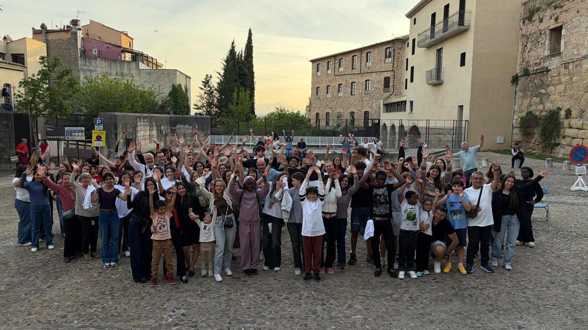 Una fotografia de família en l’acte per celebrar els vint anys del Projecte Rossinyol a la plaça de Sant Domènec de Girona el passat 9 d’abril.