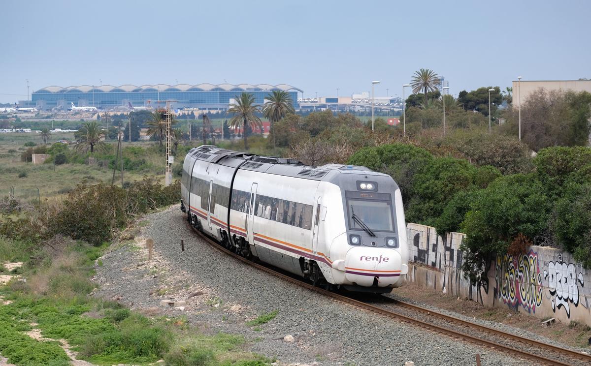 Un tren de media distancia circulando por el entorno sur de Alicante.