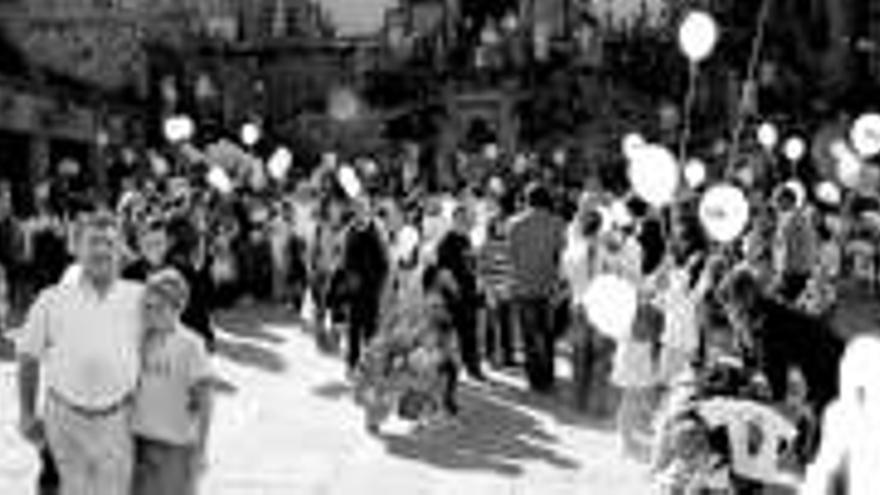 Globos, chapas y camisetas de identidad