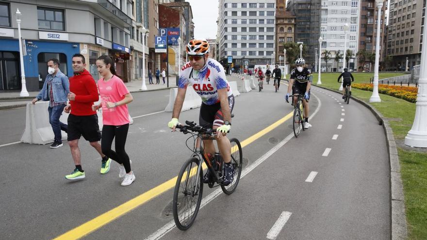 Gente paseando y haciendo ejercicio por Gijón.