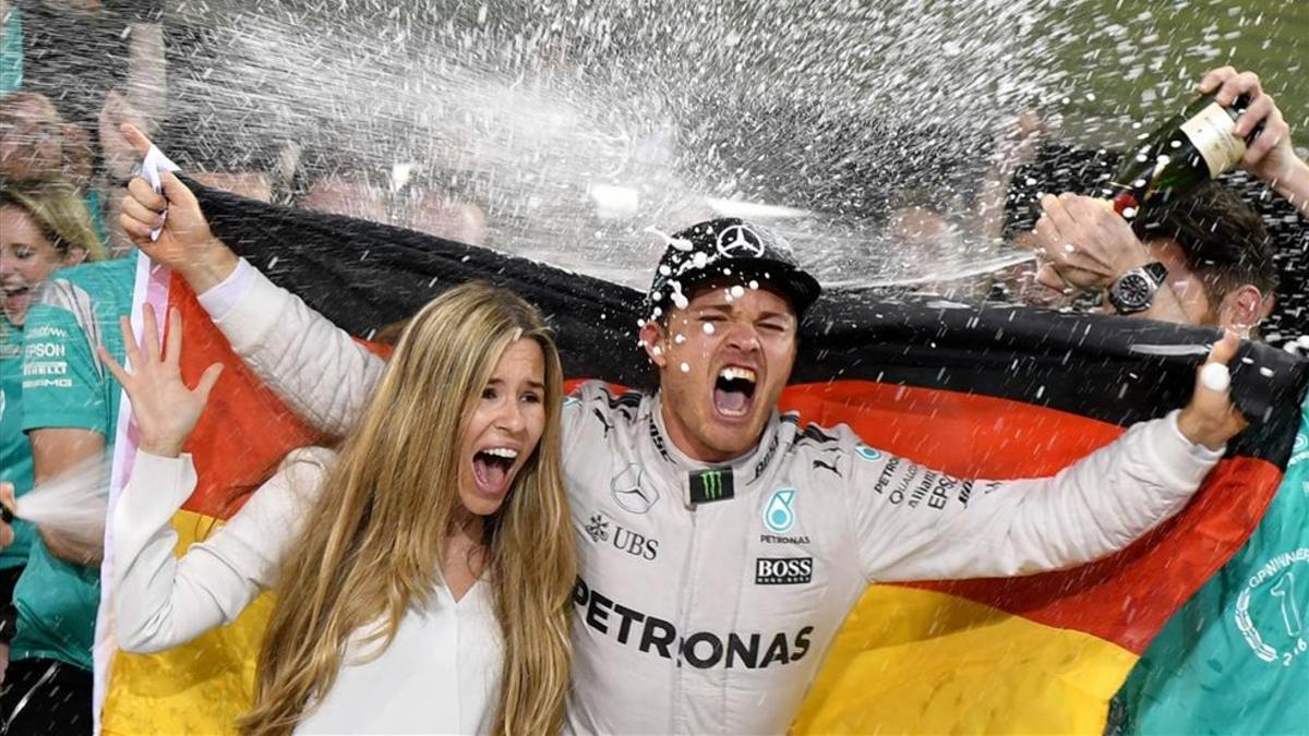 Nico Rosberg celebrando la victoria con su mujer