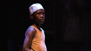 Un joven actor que interpreta a Asad, el protagonista de ’A man of good hope’, en un momento de la obra.