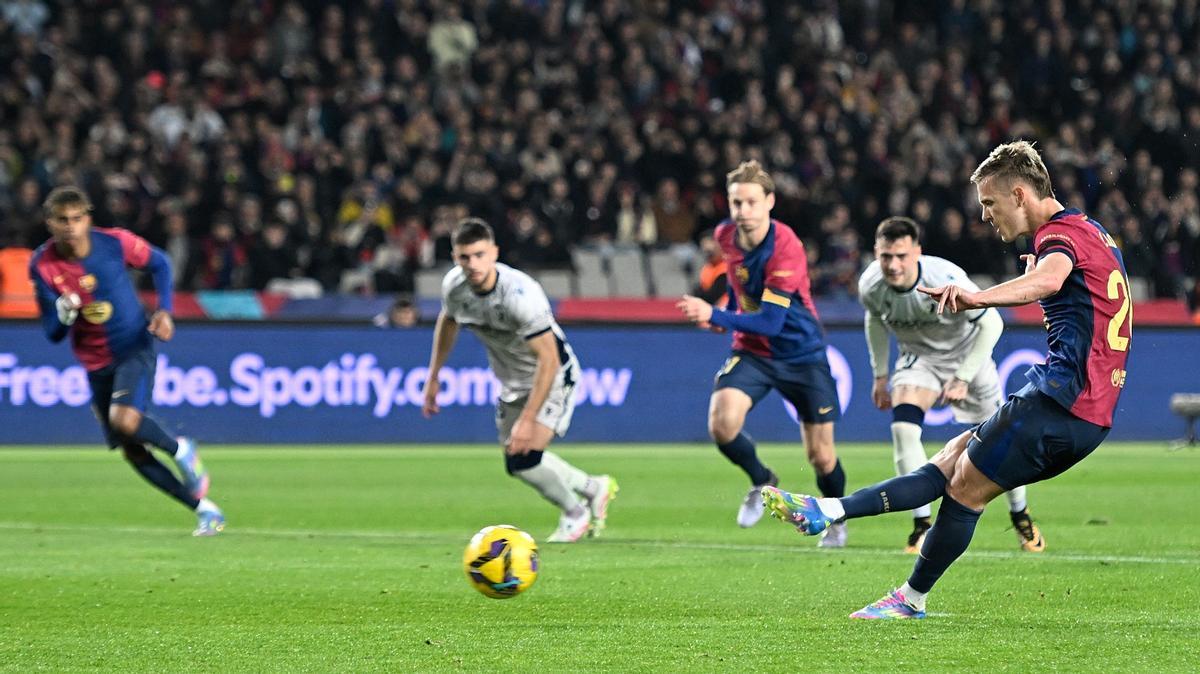 Dani Olmo lanza un penalti contra Osasuna.
