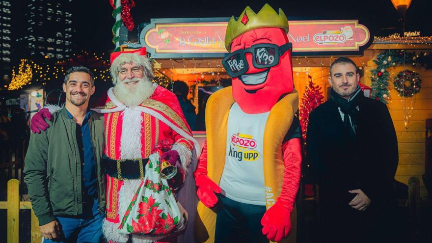 El patinador Javier Fernández; Papá Noel; la mascota de ElPozo King Upp, PerriKing; y el director de Marketing de ElPozo, Pablo Olivares.