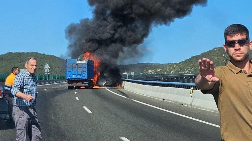 El camión ardiendo en el viaducto de la A-3