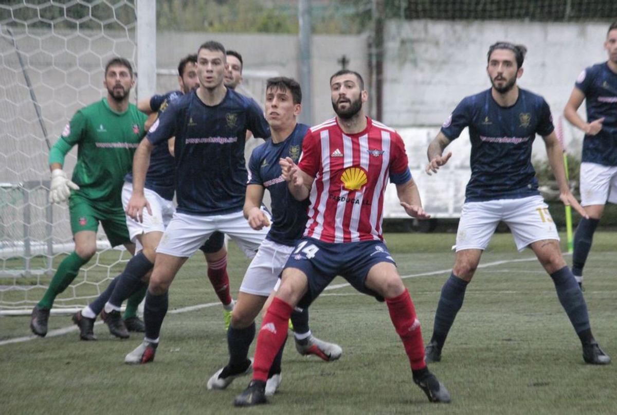 Varios jugadores esperan al balón. |   // SANTOS ÁLVAREZ