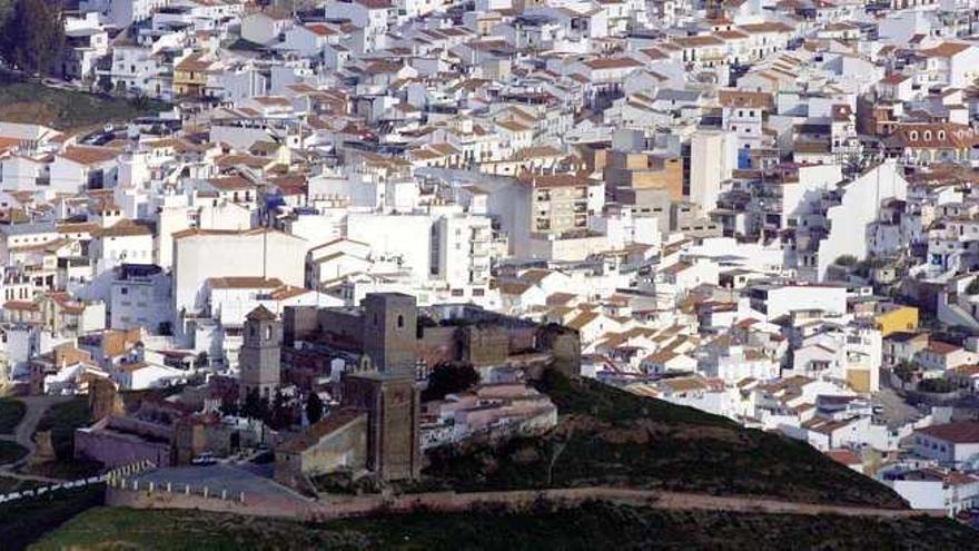 Vista panorámica de Álora y de su castillo árabe, declarado Bien de Interés Cultural (BIC), y en cuyo interior se encuentra el cementerio.