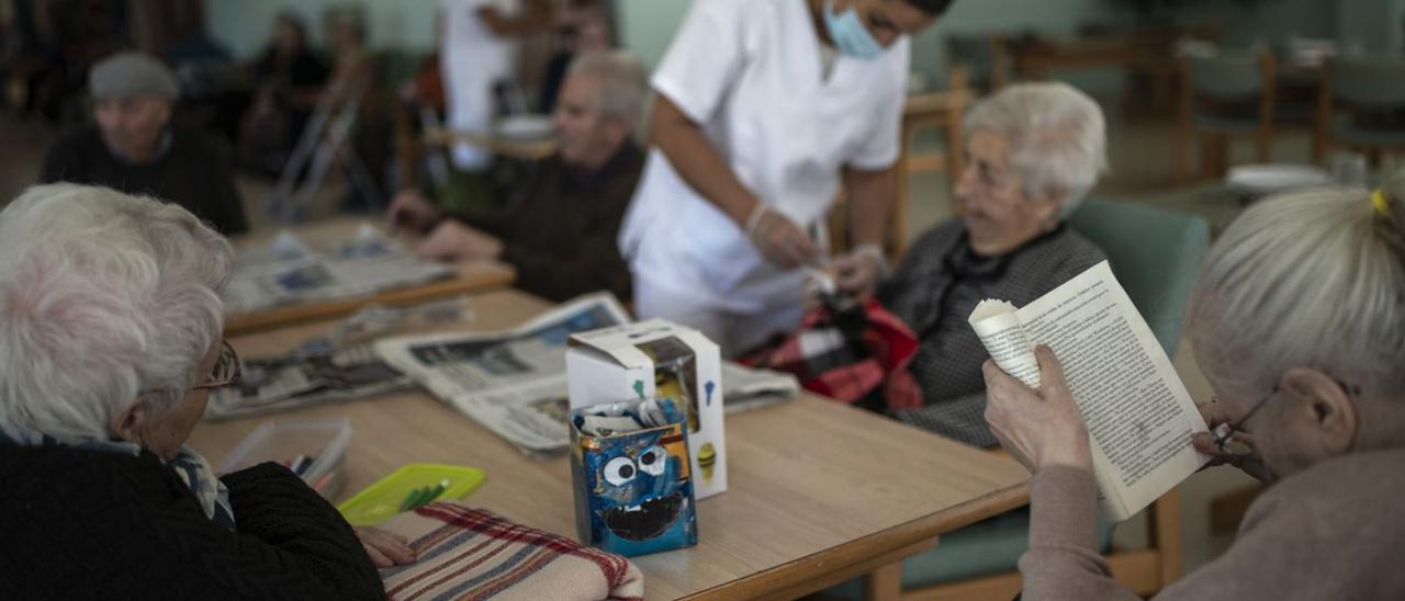 Una trabajadora atiende a mayores en una residencia de Ourense.