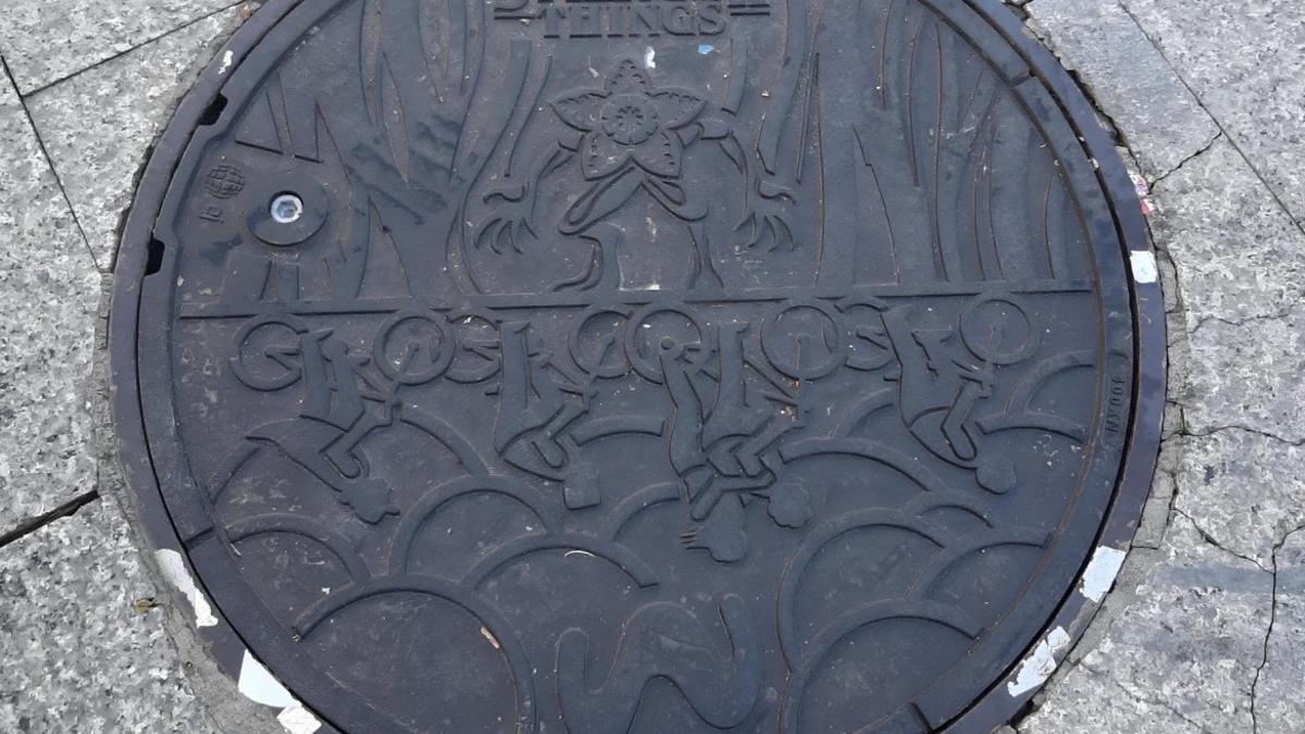 Una de las alcantarillas de la campaña publicitaria de Movistar y Netflix para la quinta temporada de Stranger Things