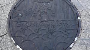 Una de las alcantarillas de la campaña publicitaria de Movistar y Netflix para la quinta temporada de Stranger Things