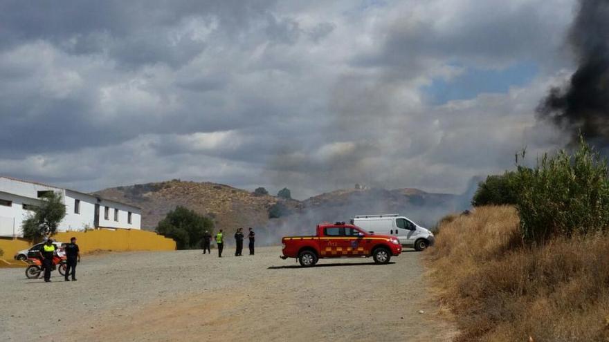 Efectivos de Protección Civil en la zona del incendio.