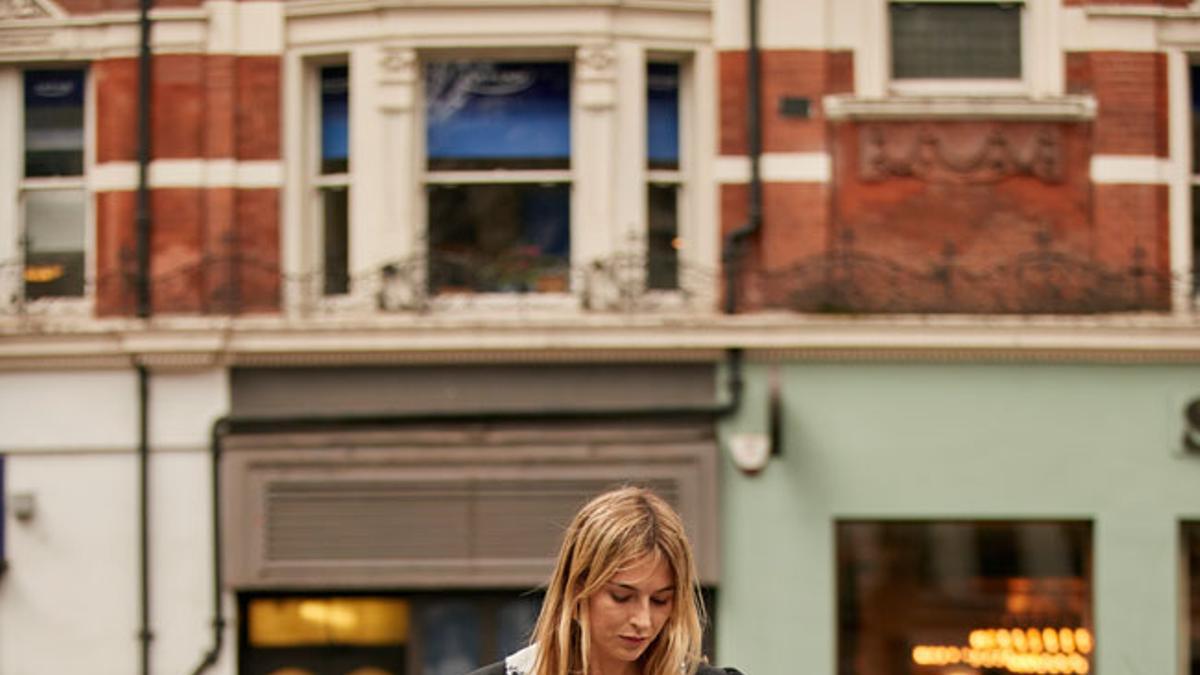 Look con camisa con cuello pico XL visto en el 'street style' de Londres