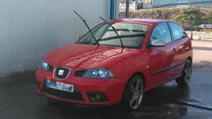 El vehículo robado es un Seat Ibiza FR rojo.