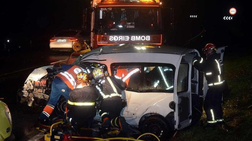 Bomberos del Consorcio Provincial en una intervención por un accidente en Vilaboa. // Rafa Vázquez