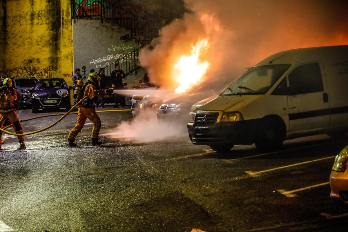 Imágenes del incendio de coches en Alcoy