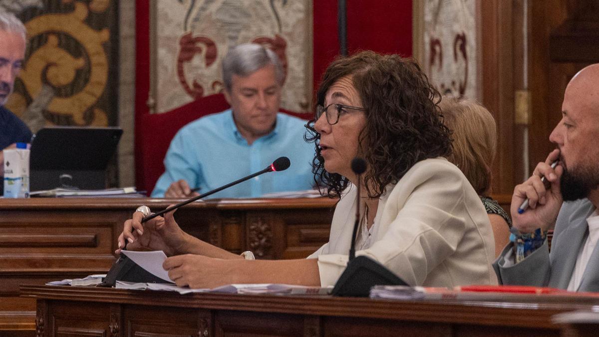 La candidata designada por el PSOE para las elecciones municipales de Alicante en 2027, Trini Amorós, durante un pleno en el Ayuntamiento