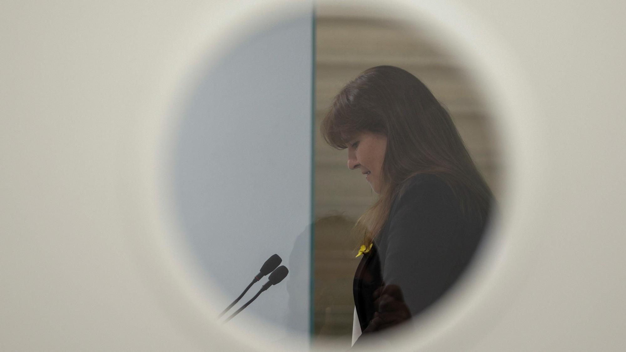 BARCELONA (ESPAÑA), 14/07/2022.- La presidenta del Parlament, Laura Borràs (d), durante la rueda de prensa que ha ofrecido este jueves en la sede de JxCat junto al secretario del partido, Jordi Turull en la que ha afirmado que se siente víctima de una &quot;persecución política&quot;, que es inocente de los delitos que se le acusan y que no dimitirá de su cargo al frente de la cámara catalana.EFE/ Quique García