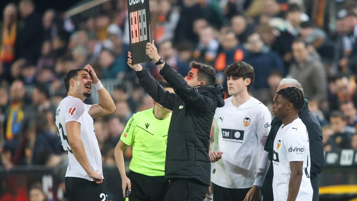 Ugrinic, durante un cambio en Mestalla