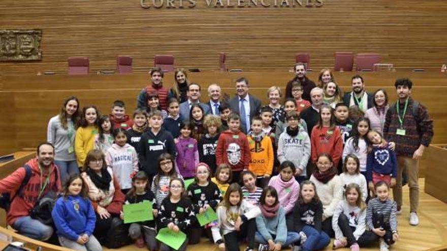 Los escolares se comprometen en las Cortes a reducir la cantidad de CO2