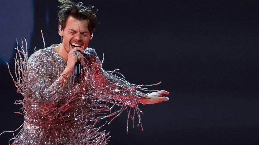 Harry Styles con uno de los vestidos que lució el pasado domingo en la gala de los premios Grammy.   | // REUTERS