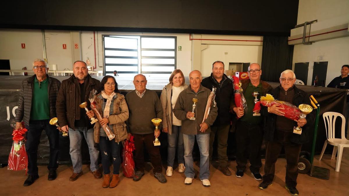 El alcalde, Vicente Pallarés, y el concejal Julián Torner, junto a los ganadores del concurso de ‘birles i canuts’.