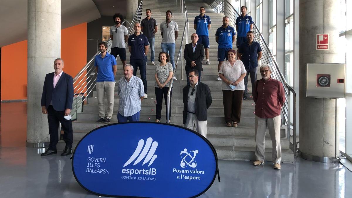 Todos los participantes del acto posan en las escaleras del Velòdrom.