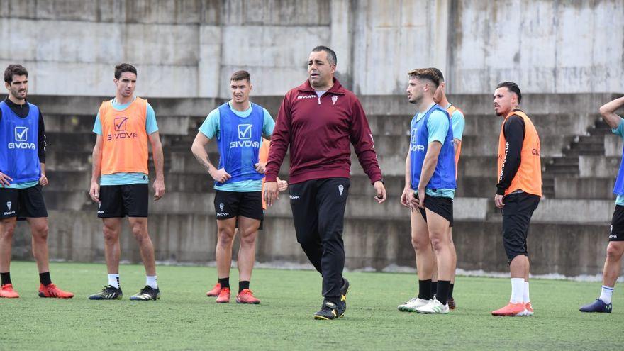 Germán Crespo se dirige a los jugadores del Córdoba CF en el entrenamiento de previa en La Palma, el pasado martes.