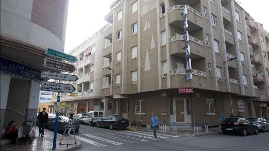 Vista de la fachada del Hotel Cano de Torrevieja , donde la Guardia Civil ha retirado hoy un artefacto deteriorado que contiene una pequeña carga explosiva de pólvora encontrado durante el transcuros de unas obras de remodelación que se están llevando a cabo en este establecimiento. Especialistas del TEDAX han analizado la composición y la carga de este artefacto, hallado en el mismo lugar en el que la policía buscó una bomba de ETA en 1991.