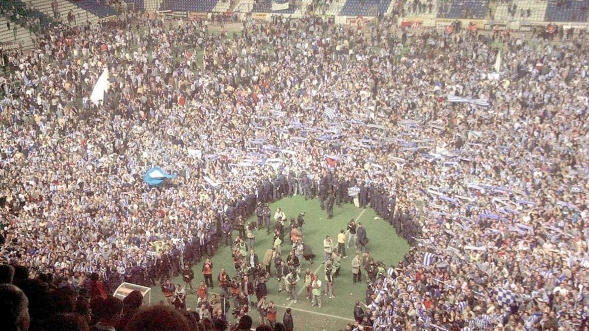 Miles de seguidores del Depor se lanzaron al campo, en mayo del 2020, para celebrar el título de Liga.