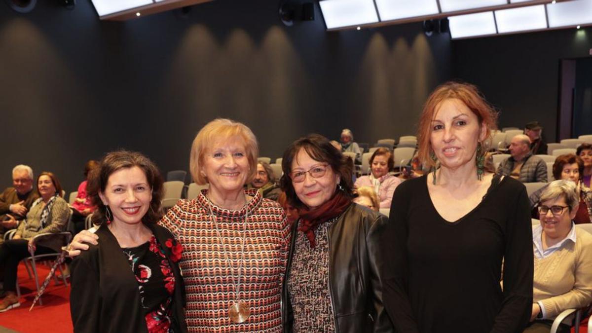 Por la izquierda, Marisa López Diz, Carmen Sánchez, Carmen Yáñez y Virginia Gil Torrijos, ayer, en el Club Prensa Asturiana. | Irma Collín