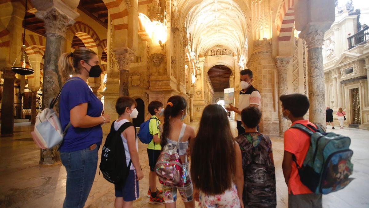 Niños visitan con el colegio la Mezquita-Catedral.