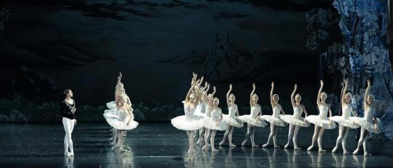 Bailarinas de la compañía durante la representación de “El lago de los cisnes”.