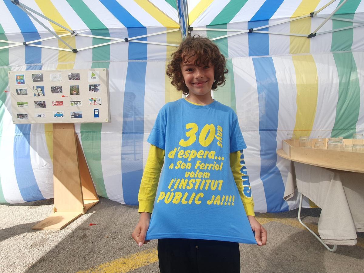 Lucas Gómez, de nueve años, ha acudido a la Fira de Son Ferriol con una reivindicativa camiseta.