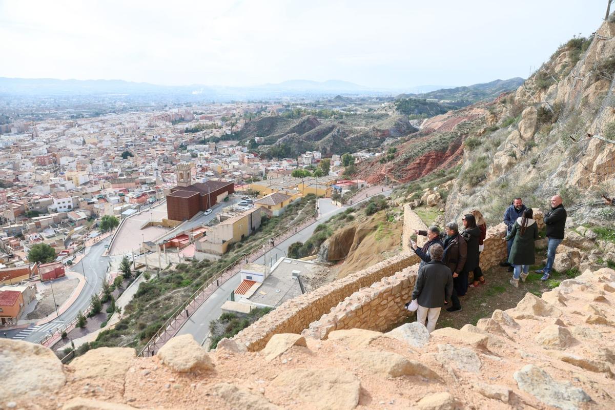 El alcalde contempla las vistas desde el nuevo acceso en una imagen de archivo.