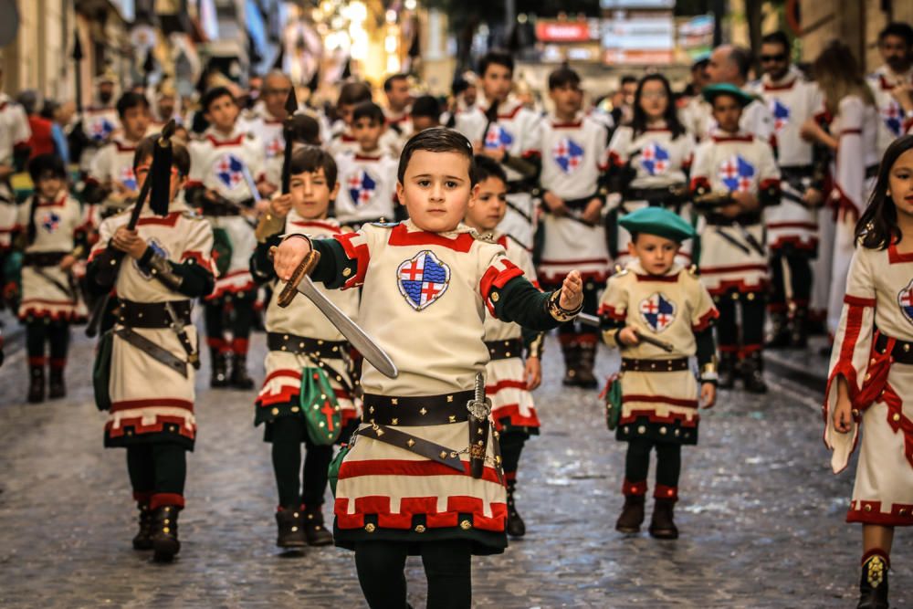 La procesión de la reliquia es uno de los actos que más agradan a los alcoyanos en el día dedicado al patrón San Jorge.